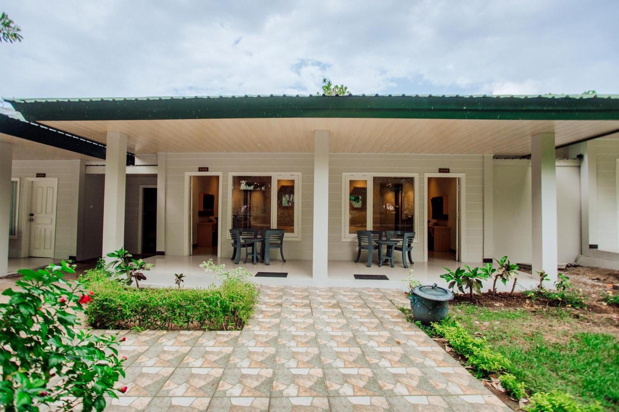 Sylvia Hotel & Resort Komodo 라부안 바조 외부 사진
