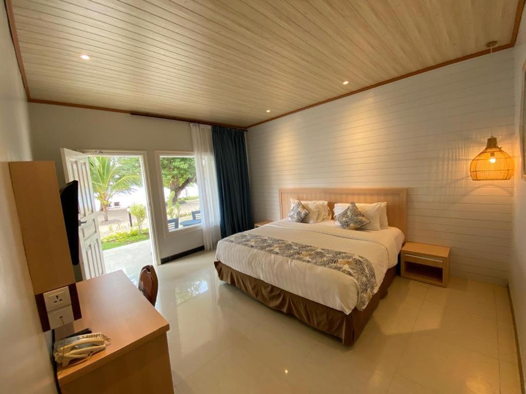 Sylvia Hotel & Resort Komodo 라부안 바조 외부 사진