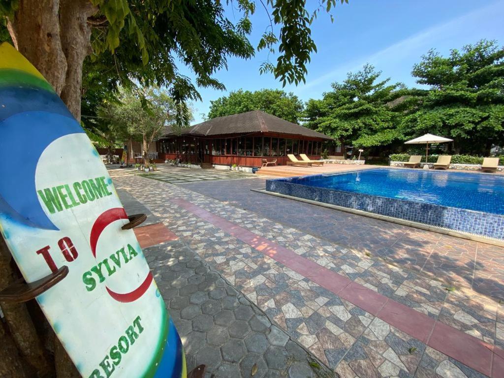 Sylvia Hotel & Resort Komodo 라부안 바조 외부 사진
